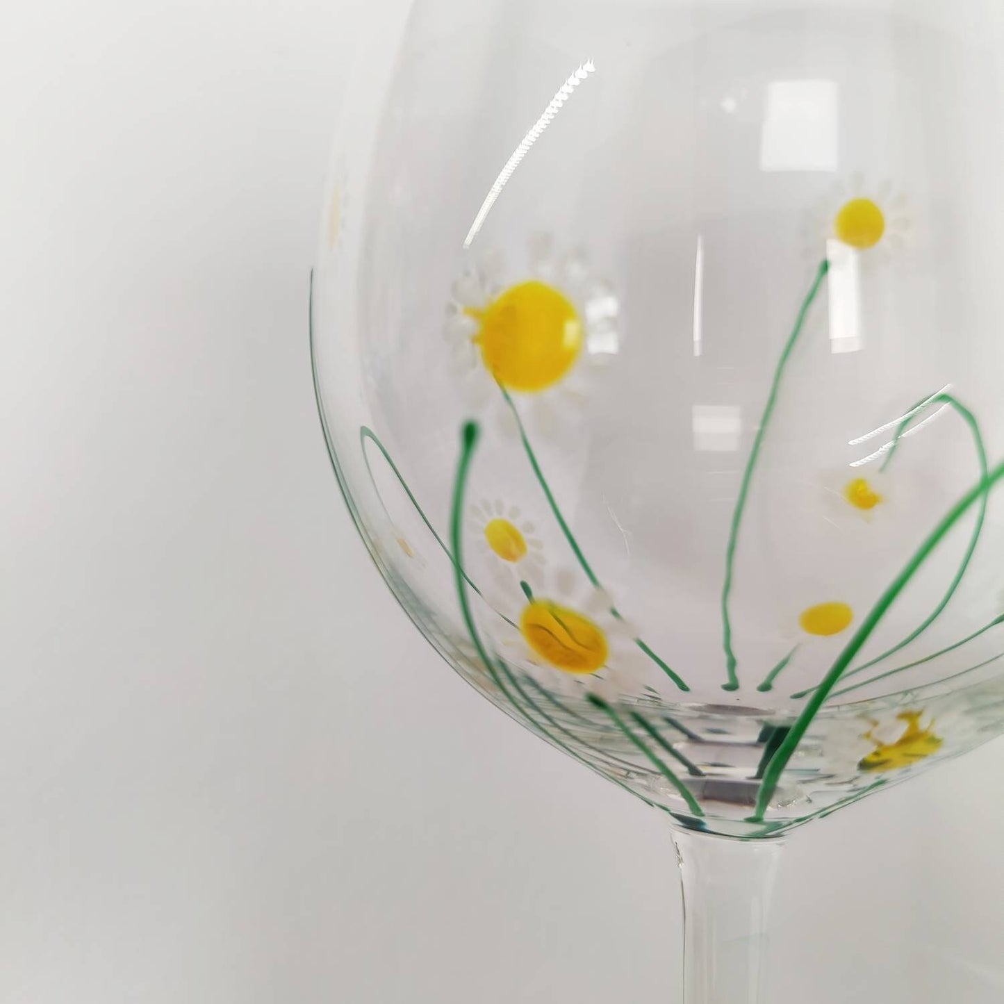 Hand-painted 'Daisy' design Large Wine Glass